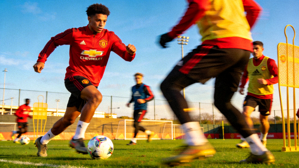 曼联青训小将在训练中展现出色技术