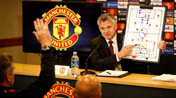 曼联主教练在新闻发布会上讲解战术